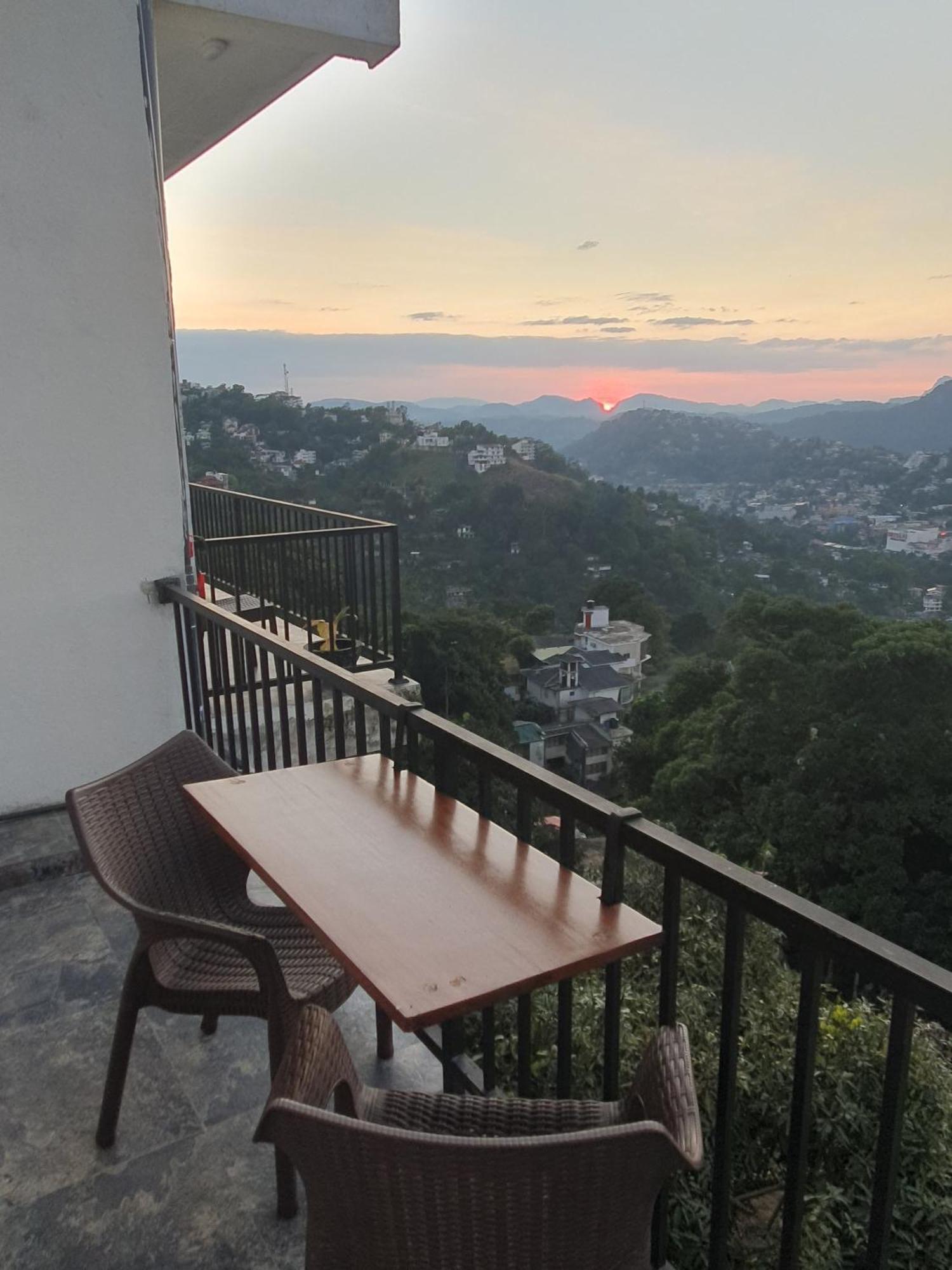 Golden Sky Residence Kandy Esterno foto